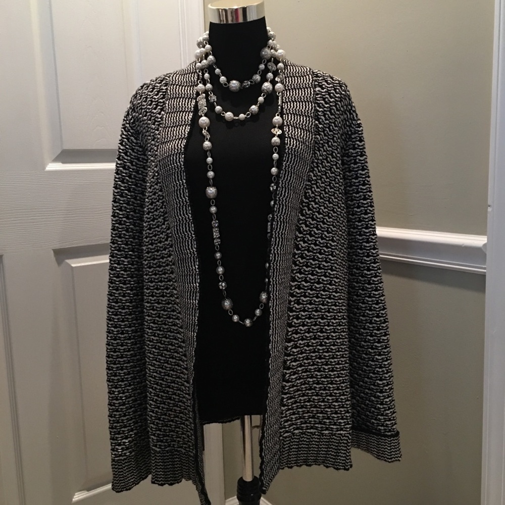 🎀TALBOTS XL BLACK AND WHITE SWEATER JACKET🎀